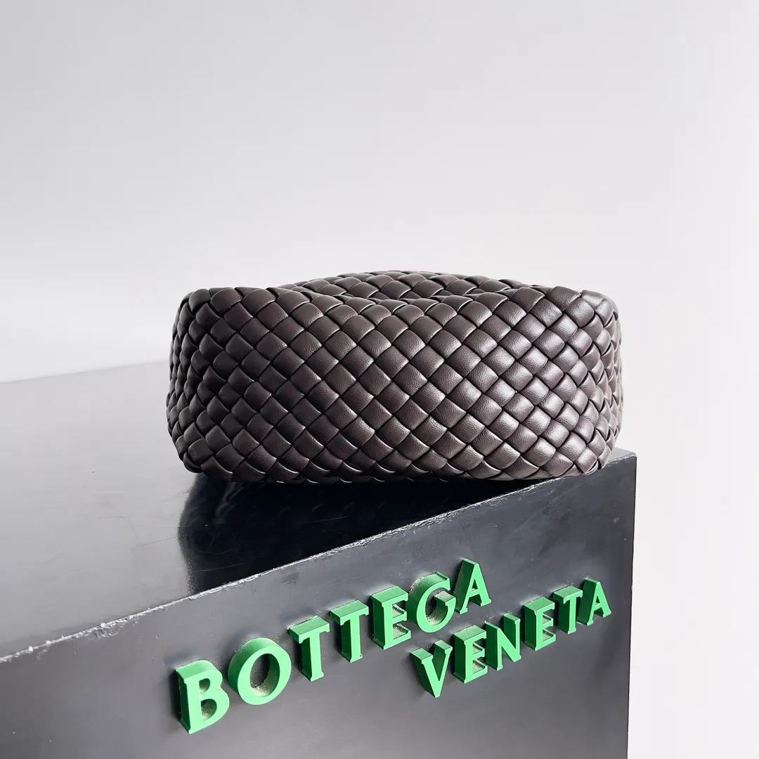 Batch 1760 BOTTEGA VENETA's new mini COBBLE bag. This season's mini Cobble series brings a new style of handbag. The body of the bag resembles the shape of a "Yuanbao", giving you good luck throughout autumn and winter! This Yuanbao bag is made of three pieces of quilted cotton and has an unlined body, showing its quiet power. The bag is carefully designed to create a three-dimensional look. The joints and edges are decorated with lambskin strips to create a sense of simplicity. The handbag is not lined, so you can directly appreciate the consistent lambskin on the outside and inside. It is beautiful both inside and outside. The top handle of this handbag is made of leather-wrapped rope and is quite sturdy. The detachable shoulder strap is secured by a leather buckle inside the bag. Can be carried by hand, carried on the shoulder or cross-body, very easy to match! Style number: 805739 Size: 23*11*8cm